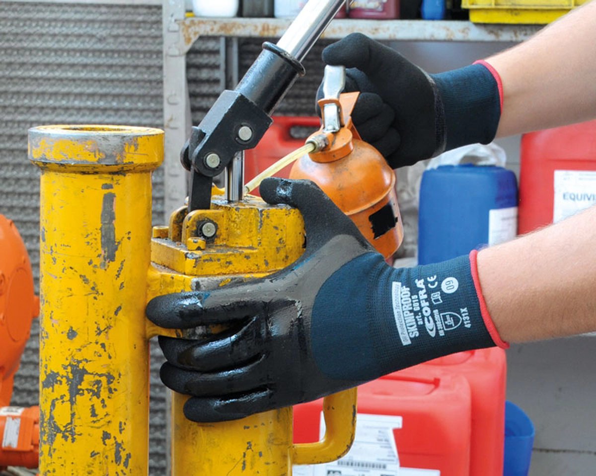 Guanti da Lavoro Cofra SKINPROOF in Nitrile, Resistenti a Oli e Grassi con Grip Elevato thumbnail 2